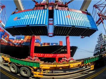 Containerumschlag im Hafen von Shanghai: Dem Wirtschaftswachstum in China steht weiter keine Erholung bevor. Foto: Ole Spata