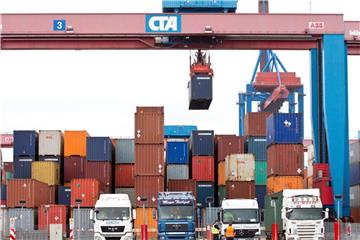 Containerumschlag im Hamburger Hafen: Bei dem seit Jahren anhaltenden Wirtschaftsaufschwung in Deutschland mehren sich nach Einschätzung der Forscher die Risiken. Foto: Christian Charisius/Archiv