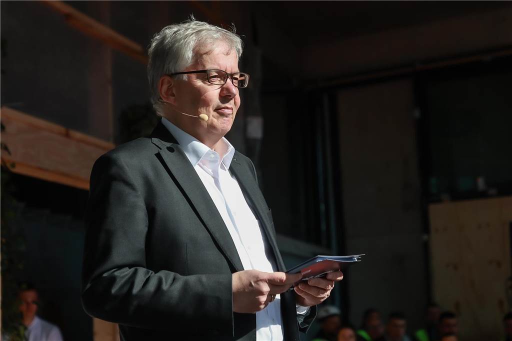 Richtfest für den spektakulären Continentale-Neubau an der B1 Continentale-Chef Dr. Christoph Helmich begrüßte rund 450 geladene Gäste zum Richtfest im Eingangsbereich des künftigen Unternehmensstandorts auf der Stadtkrone Ost in Dortmund.