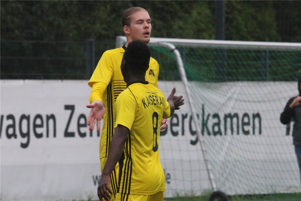 Kaiserauer Derbysieg im ersten Test - mit ganz coolem Torjäger Cool verwandelt: Marvin Schuster nimmt die Gratulation von Alhusain Barry entgegen.