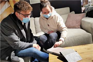 Cord liegt im Trend: Martin und Dorina machen es sich auf der Couch im Wohncentrum Wulfen gemütlich. Foto Gewert