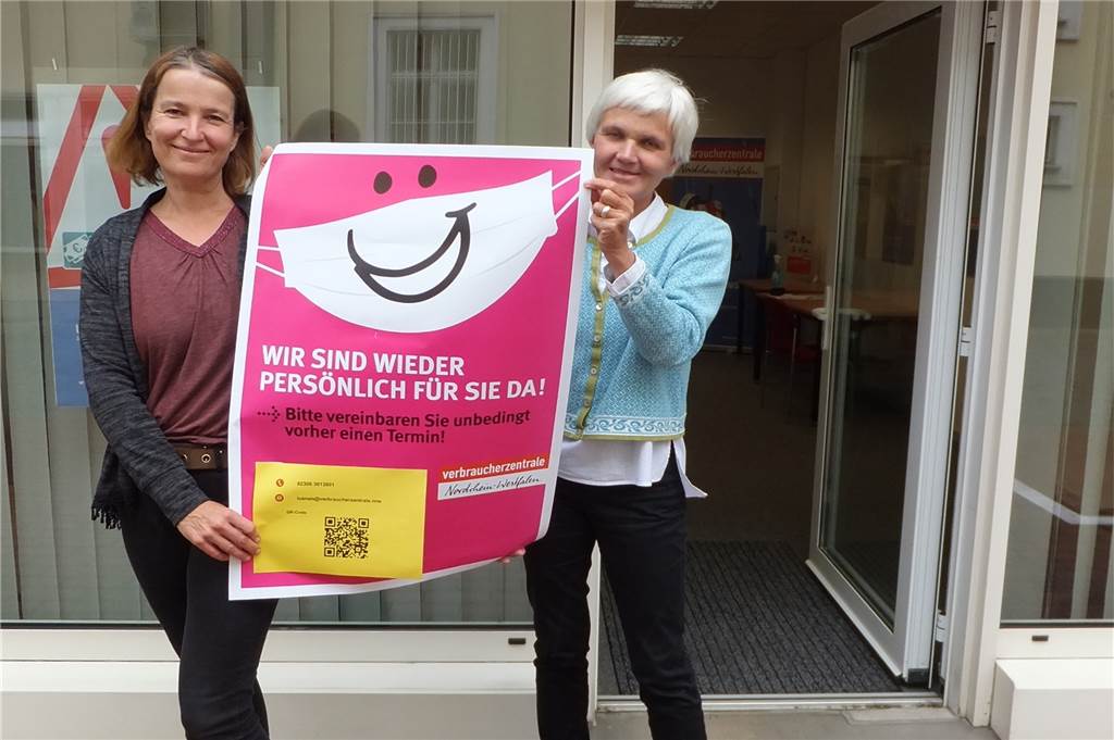 Verbraucherberatung berät wieder vor Ort: Tipps zu Reisen und Gutscheinen Corinna Prior (l.) und Jutta Gülzow freuen sich, dass sie wieder persönlich beraten können - nach vorhergehender Anmeldung.