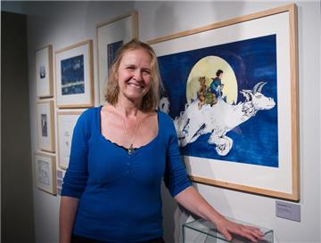Cornelia Funke, hier vor der Illustration "Drachenreiter" im Günter-Grass-Haus in Lübeck, liefert ihren Lesern nach 19 Jahren nun endlich eine Fortsetzung.