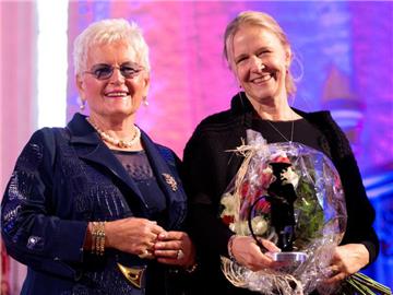 Cornelia Funke (r) hat das «Hamburger Tüddelband» aus den Händen von Christine Kühne erhalten, der Ehefrau von Klaus-Michael Kühne. Foto: Christian Charisius