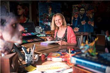 Cornelia Funke sitzt am Schreibtisch in ihrem Haus in Malibu. Einen Skulpturenpark mit ihren Romanfiguren in ihrer Geburtsstadt kann sich die Autorin durchaus vorstellen.
