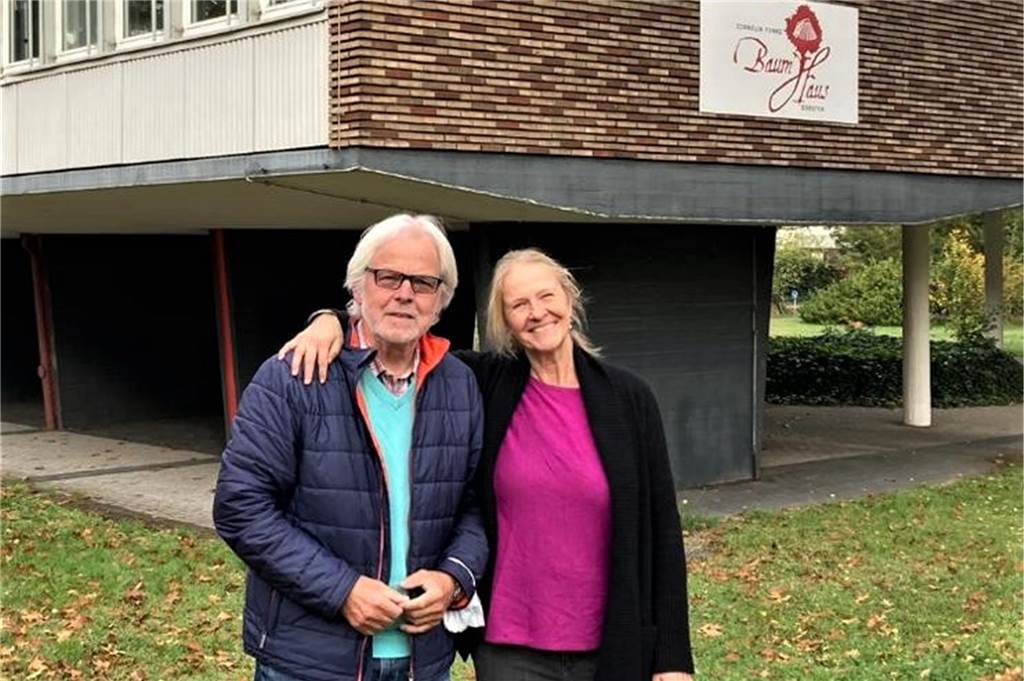 Franziska Erbe schrieb und illustrierte Kinderbuch Cornelia Funke und Baumhaus-Vorsitzender Lambert Lütkenhorst im Oktober 2022 vor dem Baumhaus