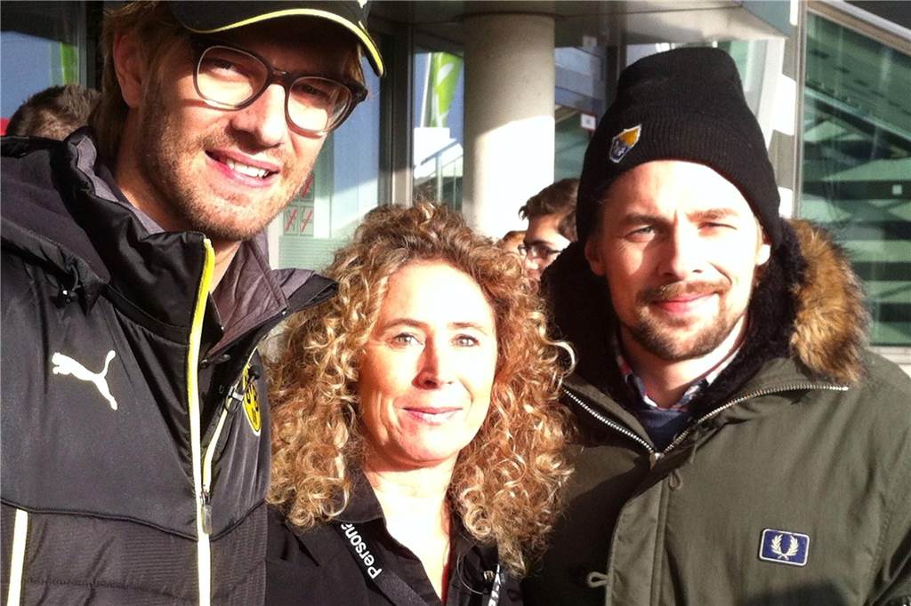 Cornelia Gerber wacht mit ihrem Sicherheitsdienst über den BVB Cornelia Gerber hat schon viele Prominente getroffen. Einmal sind Joko (l.) und Klaas am Flughafen aufgetaucht, um Kevin Großkreutz den „goldenen Umberto“ zu überreichen.
