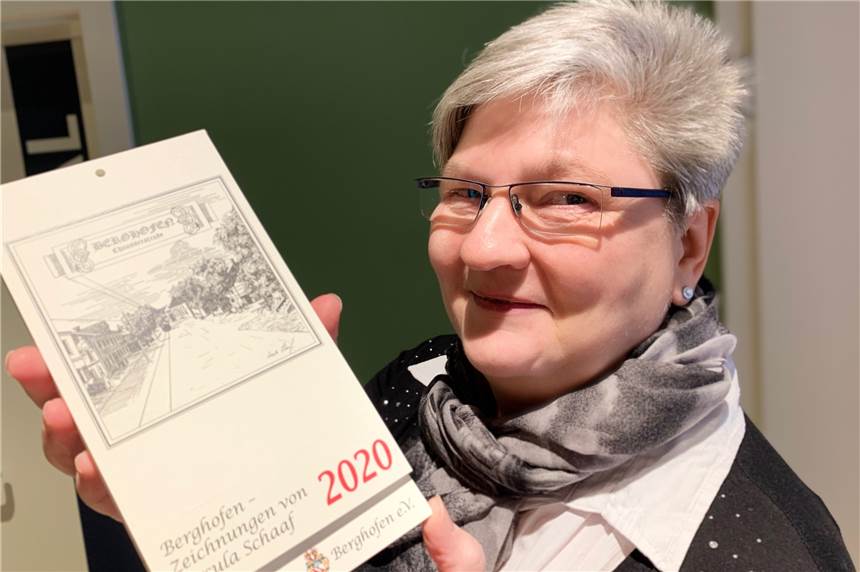 800 Jahre Berghofen: Jetzt gibt es den Kalender zum Jubiläumsjahr Cornelia Konter, erste Vorsitzende des Berghofer Heimatvereins, mit dem Jubiläumskalender.