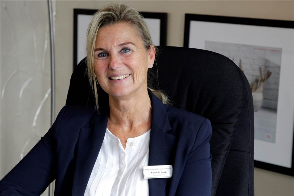 Immobilienpreise in Haltern sinken: Nicht alle Objekte werden günstiger Cornelia Kopp sitzt an ihrem Schreibtisch.