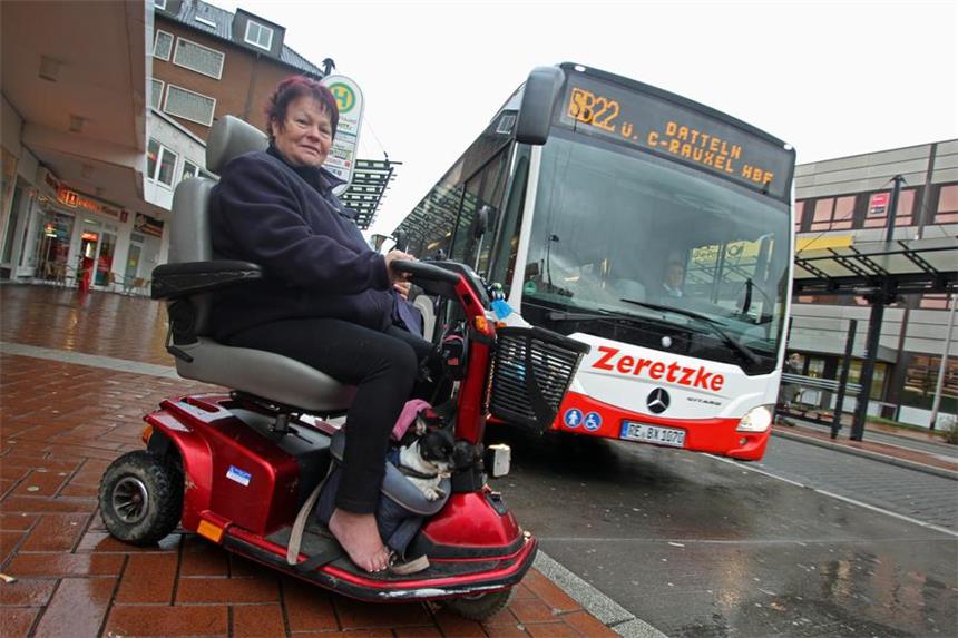 Haltestellen in Castrop-Rauxel werden umgebaut Cornelia Wegner durfte mit ihrem E-Mobil nicht in den Bus. Nun werden die Bushaltestellen in Castrop bis 2022 umgebaut.