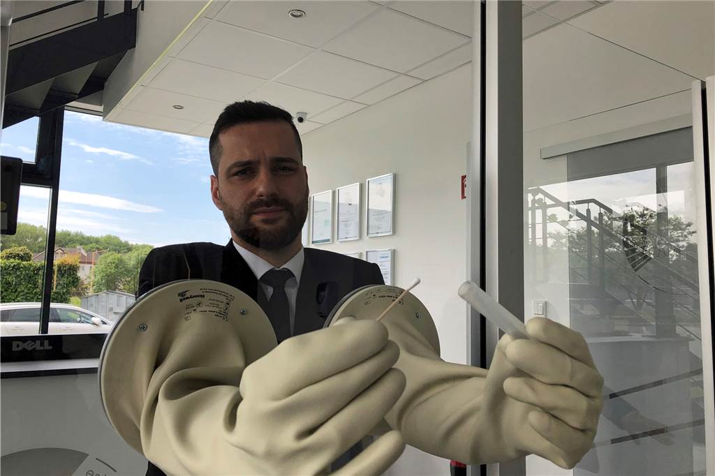 Ranga Yogeshwar gratuliert: Ares Lünen beeindruckt mit Innovationen Corona-Abstriche nehmen und dabei hinter Glas geschützt sein: Erkan Doganay, Firmengründer und Geschäftsführer von Ares, zeigt die selbst entwickelte Abstrich-Kabine. Besonders in den USA und Spanien war die Erfindung in der Corona-Pandemie gefragt.