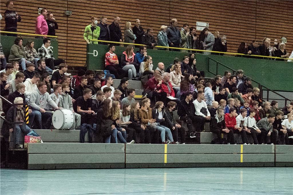Unglaubliche Unterstützung begeistert den HSC - „Das hat uns nach vorne getragen“ Corona-bedingt war die Halle am Schulzentrum zwar nicht so voll wie in der Vergangenheit, dafür machten die anwesenden Zuschauer beim Spiel des HSC Haltern-Sythen aber reichlich Stimmung.