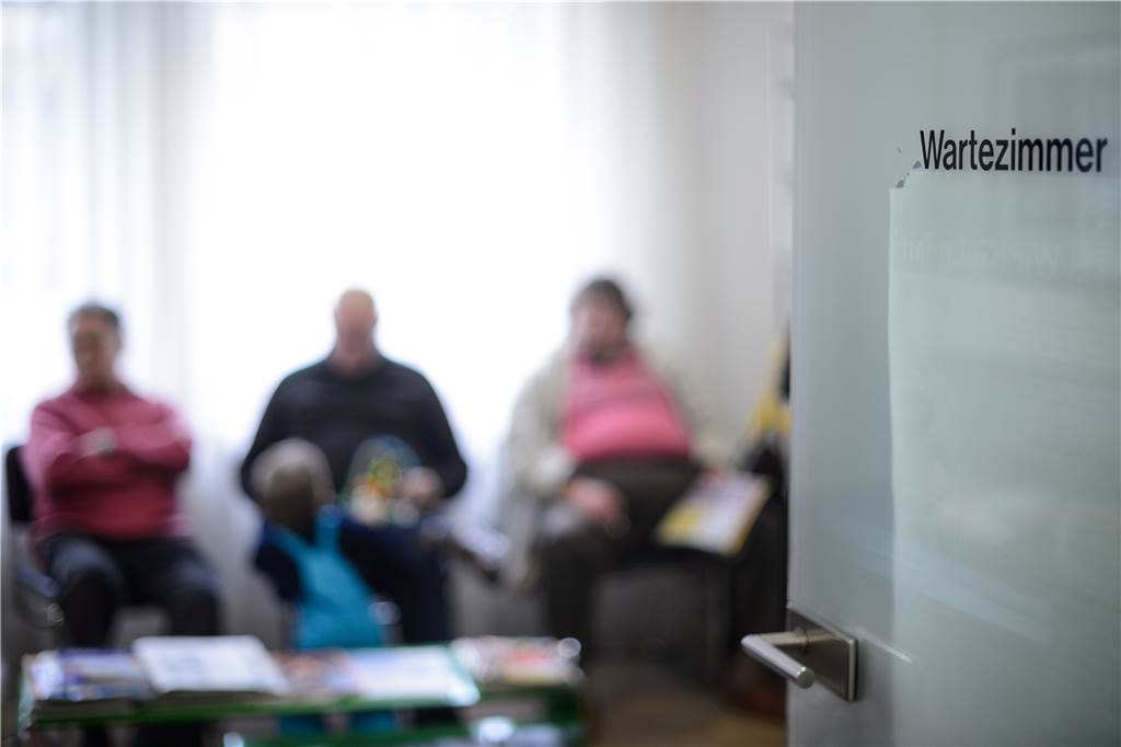 Ahauser Hausarztpraxen brauchen Atempause: Vertretungsärzte halten die Stellung Patienten im Wartezimmer