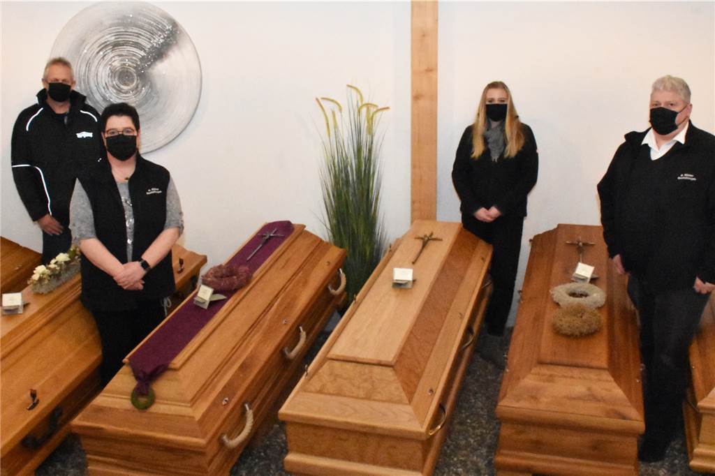 Corona hat auch für Bestatter alles auf den Kopf gestellt. Mit den Folgen zu kämpfen haben auch Bernd Schüring (l.), Marion Laumann (2.v.l.), Lisa Häling und Berthold Büsker.