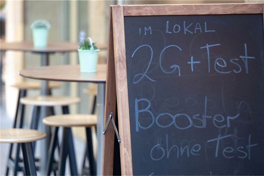 Bundesregierung gegen „verfrühte" Corona-Lockerungen Corona-Regeln in einem Restaurant in Stuttgart.