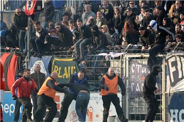 Cottbusser Fans stürmen in Babelsberg den Platz. Foto: Jan Kuppert