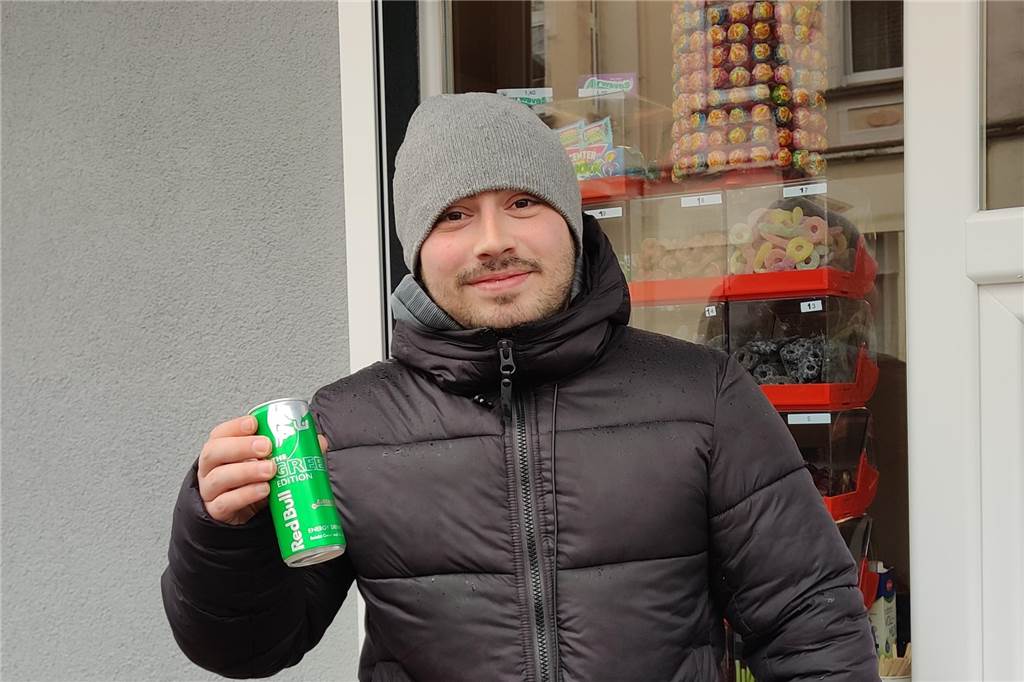 Neuer Kiosk auf Schwerin: Inhaber Justin Yalcin ist erst 23 Jahre alt Der auch auf Schwerin wohnende Cousin half beim Umbau.