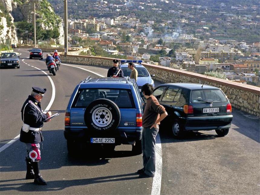 Verkehrsunfälle: Die unterschätzte Gefahr Crash auf der Ferienfahrt: SOS International muss häufig bei Verkehrsunfällen helfen. Foto: ADAC