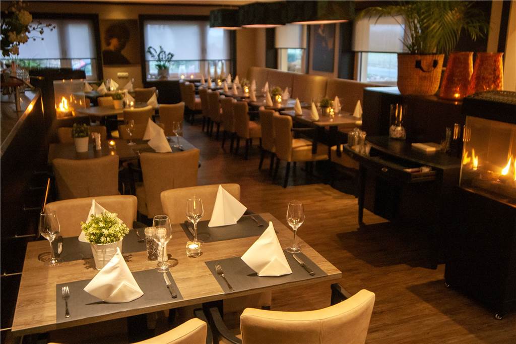 Harry Engbers (57) interpretiert im Restaurant Oldenkott die deutsche Küche neu Cremetöne und dunkle Farben dominieren im Restaurantinneren.