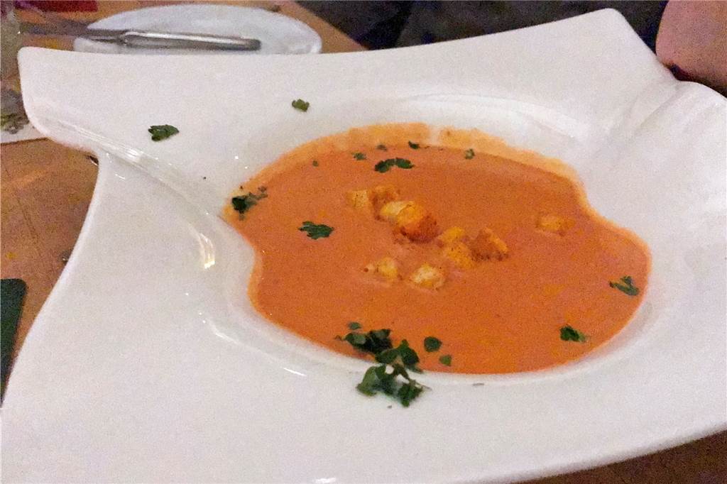 Meyerinks verwöhnen mit gutem Essen und ganz viel Herzlichkeit Creming mit Croutons: die Tomaten-Sherry-Creme.