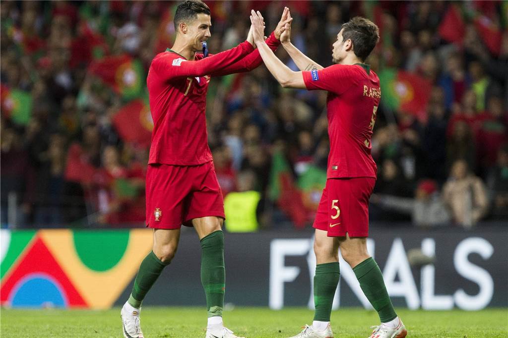 Sancho verpasst mit England Finale der Nations League - diese Spieler sind noch im Einsatz Cristiano Ronaldo brachte die Portugiesen mit drei Toren fast im Alleingang ins Finale, die Glückwünsche dazu kamen unter anderem von Raphael Guerreiro.