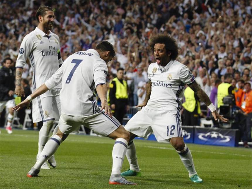 FC Barcelona gewinnt gegen Espanyol - Real schlägt Valencia Cristiano Ronaldo (m.) und Marcelo (r.) schossen Real Madrid zum Sieg über Valencia. Foto: Enrique de la Fuente/Archiv