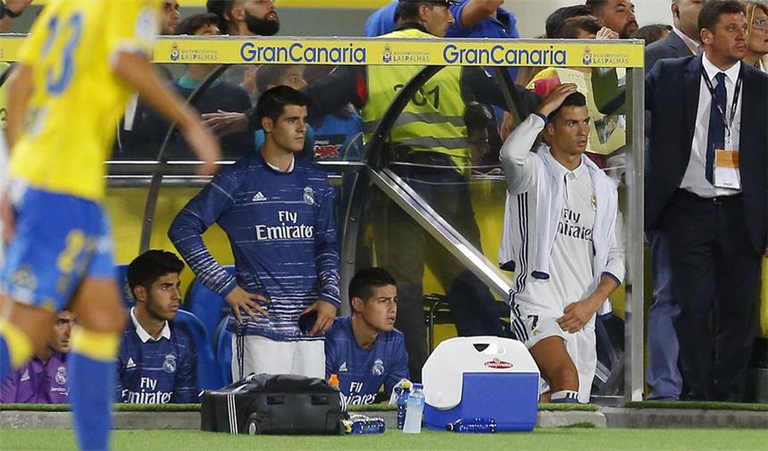 Ronaldo schmollt - Minikrise bei Real vor BVB-Duell Cristiano Ronaldo (r.) wurde nach schwacher Leistung in der 72. Minute ausgewechselt.