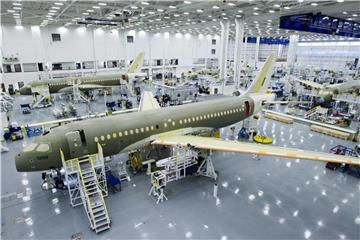 CS100-Flugzeuge stehen in Mirabel (Kanada) in eine Fertigungshalle von Bombardier. Foto: Ryan Remiorz, The Canadian Press/AP