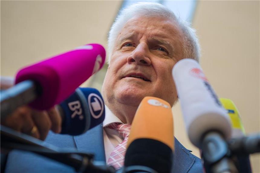CSU-Chef Seehofer: Nicht von Umfragewerten irritieren lassen CSU-Chef Horst Seehofer: „Es wird stattfinden, dass wir uns wieder nach oben arbeiten.“ Foto: Peter Kneffel