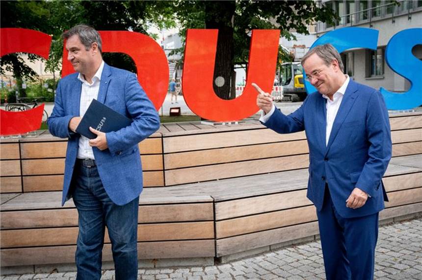 Laschet und Söder stellen gemeinsames Wahlprogramm vor CSU-Chef Markus Söder (l) und CDU-Chef Armin Laschet demonstrieren Geschlossenheit.