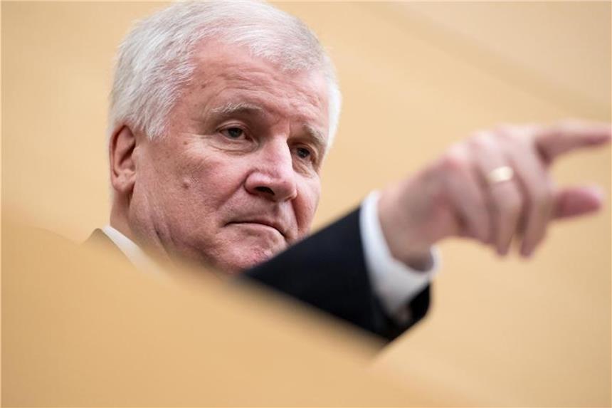 Union und SPD besiegeln Neuauflage der großen Koalition CSU-Chef Seehofer hat als eine seiner ersten Ministerhandlungen einen „Masterplan für schnellere Asylverfahren und konsequentere Abschiebungen“ angekündigt. Foto: Sven Hoppe