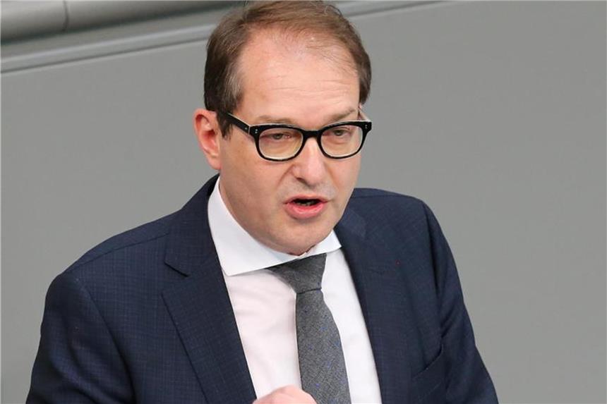 Dobrindt: Islam soll kulturell nicht prägend werden CSU-Landesgruppenchef Alexander Dobrindt im Bundestag. Kanzlerin Merkel hat sich bereits von früheren Aussagen Dobrindts und von Innenminister Seehofer (CSU), wonach der Islam nicht zu Deutschland gehöre, distanziert. Foto: Wolfgang Kumm