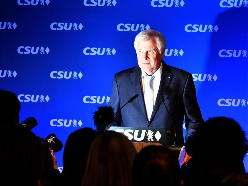 CSU-Parteichef Horst Seehofer nach Bekanntgabe der ersten Hochrechnung. Foto: Peter Kneffel