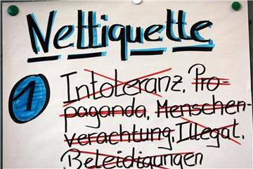 Cybermobbing: 300 deutsche Medienscouts treffen sich in Rostock. Foto: Bernd Wüstneck/Illustration