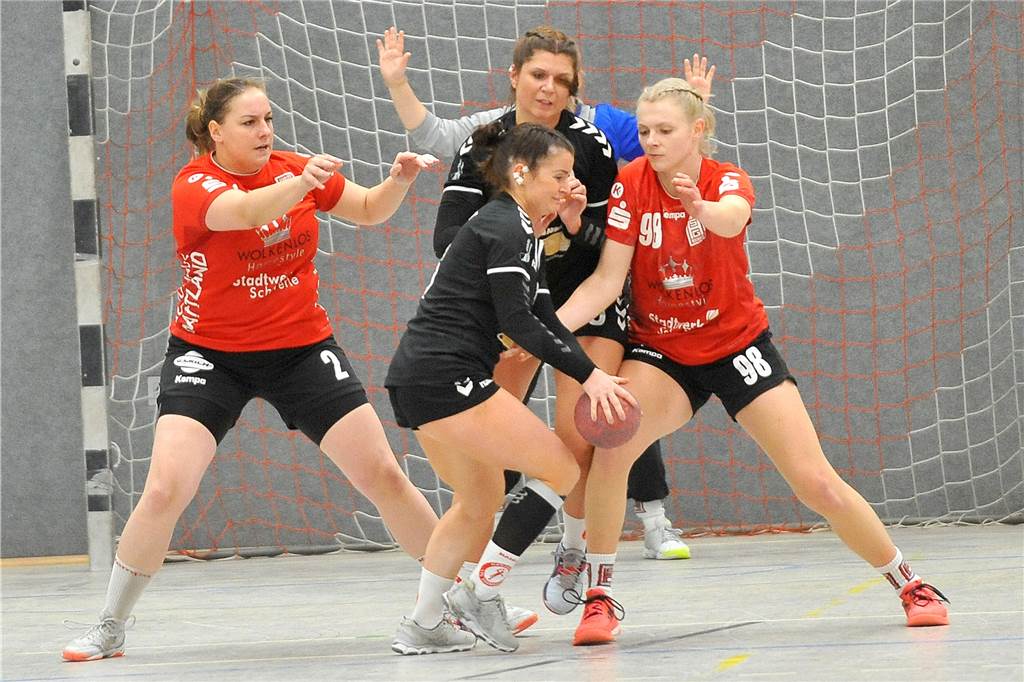 Corona bremst HSG Schwerte/Westhofen erneut aus - und es gibt den Nachholtermin fürs Derby Cynthia Hengstenberg (li.) und Sally Unger spielen mit der HSG Schwerte/Westhofen am Samstag gegen den Lüner SV.