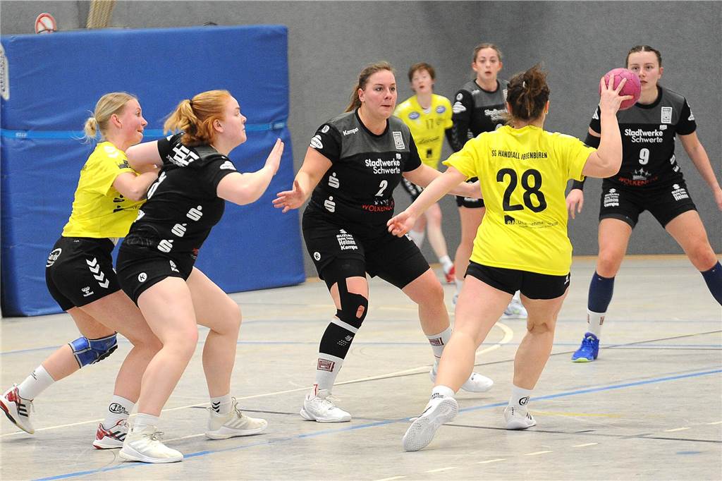Verletzungspech bei der HSG Schwerte/Westhofen: Leistungsträgerin mit Kreuzbandriss Cynthia Hengstenberg (Mitte) ist eine zentrale Deckungsspielerin im Team der HSG Schwerte/Westhofen.