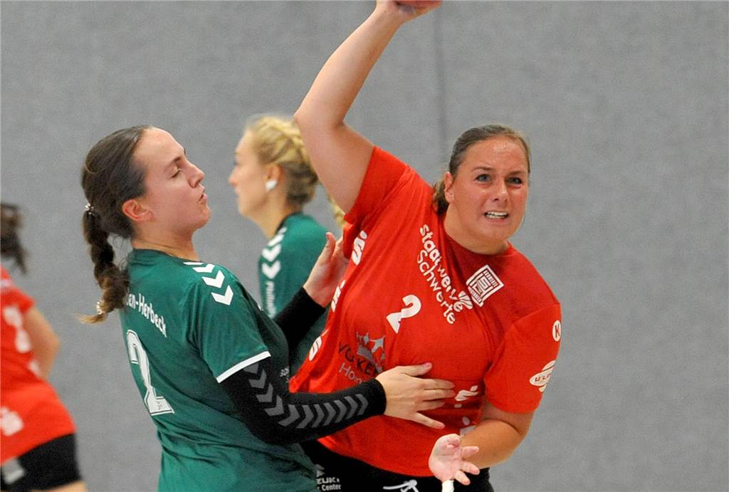 Cynthia Hengstenberg (re.) ist die erfahrenste Spielerin im Team der HSG Schwerte/Westhofen.