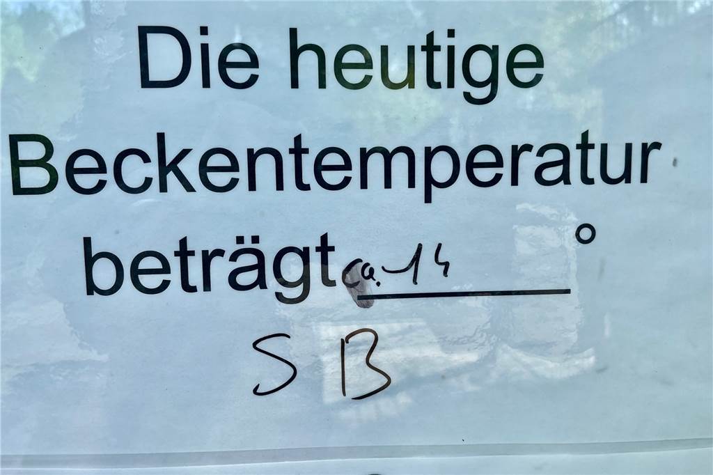 Wassertemperatur im Freibad misst nur 14 Grad – bleiben jetzt die Gäste aus? Da bekommt man schon beim Lesen eine Gänsepelle. Die tägliche Wassertemperatur wird im Schaukasten am Eingang ausgehängt.
