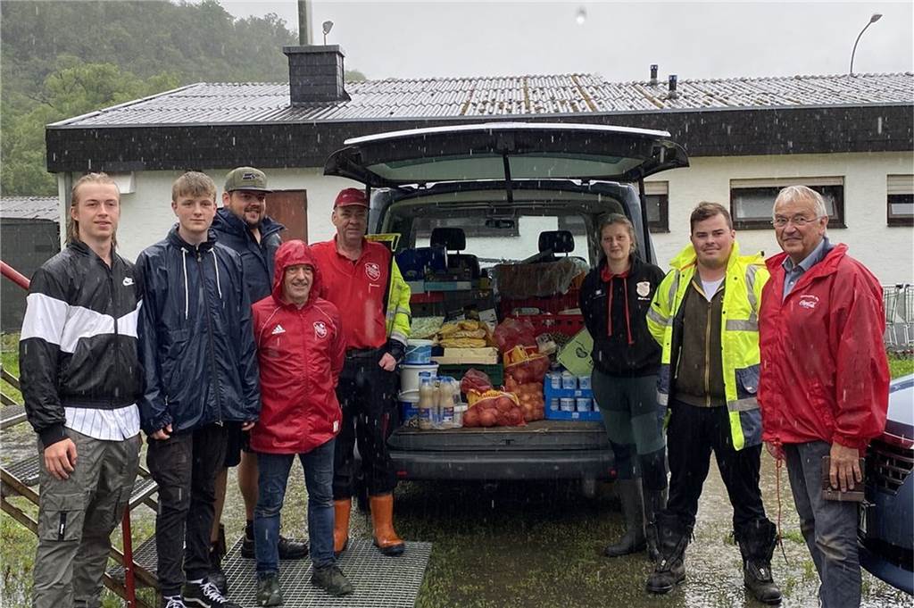 Da das DJK-Ferienlager in Hönningen abgebrochen wurde, blieben viele Lebensmittel über. Die spendete das Abbauteam am Mittwoch vor Ort dem wohltätigen Verein "Markt für Leib und Seele". Vierter von links: Lagerleiter Norbert Vos, der als einziger Stadtlohner im Katastrophengebiet blieb.