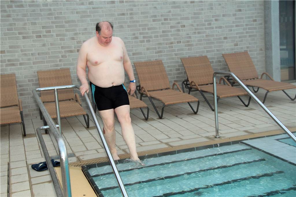Das Solebad Werne ist in Betrieb - aus der Kälte in die 33 Grad warme Sole Da! Der erste Wasserkontakt eines zahlenden Gastes. Es ist Marco Lück (48) aus Kamen.