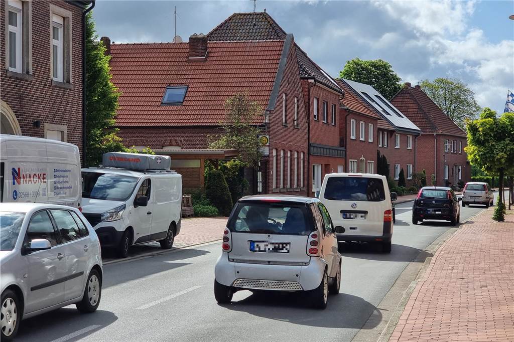 Verkehrschaos Hauptstraße: Weitläufiges Halteverbot steht bevor Da die Autos einfach kreuz und quer auf der Hauptstraße parken, ist bei Gegenverkehr oft nur eine Spur frei. Das kostet Zeit und Nerven.