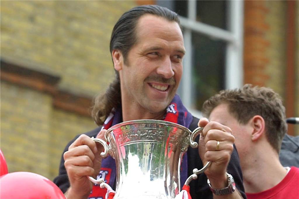 Halterner Traum-11: Tim Abendroths Brüderpaare, eine „Dampflok“ und ein Schlitzohr Da er eine gewisse Ähnlichkeit mit David Seaman (Foto) gehabt habe, wie Abendroth erzählt, wurde Lukas Berkenkamp von seinen Mitspielern oft wie der britische Torwart genannt.