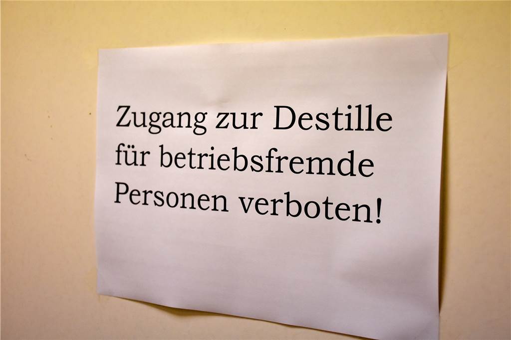 Klaus und Christoph Hellenthal retten den Ravenbitter vor dem Vergessen Da gibt es keine Kompromisse: Die Destillerie hinter dem Verkaufsraum an der Wassermühlenstraße darf niemand betreten. Ganz zu schweigen davon, dass Klaus Hellenthal auch nur eine Silbe des Rezepts verraten würde.
