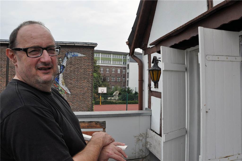 Historisches Haus Seidemann soll wieder glänzen Da gibt es noch viel zu tun: Thomas Ricken begutachtet auch den Söller des historischen Hauses, das er in den kommenden Monaten renovieren will.