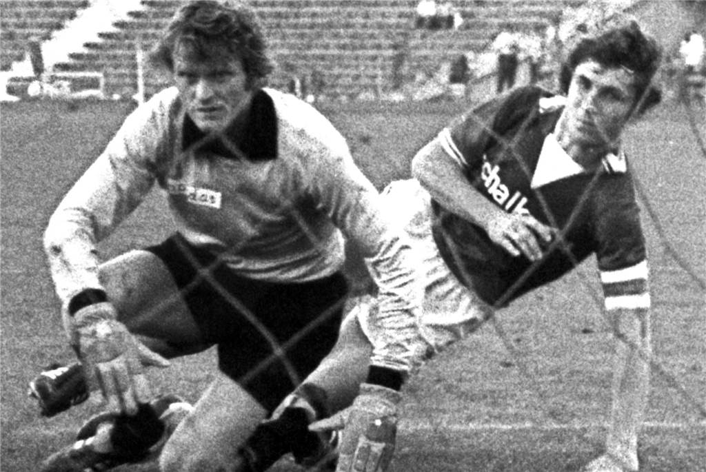 Da hatte Sepp Maier das Nachsehen: Insgesamt schoss Klaus Fischer 268 Bundesligatore (182 davon für Schalke). Nur Gerd Müller (365 Tore) erzielte mehr Treffer.