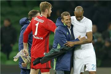 Da hielten sie zusammen: Markus Weinzierl (2.v.r.) und Naldo (r.).