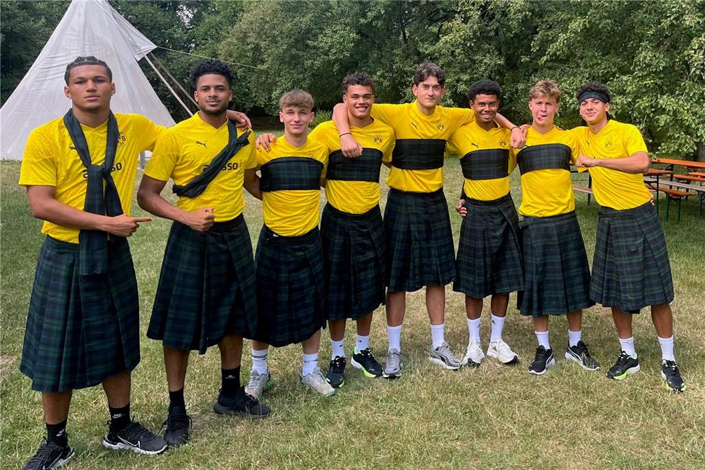 Die U19-Spieler posieren im Kilt für ein Foto.