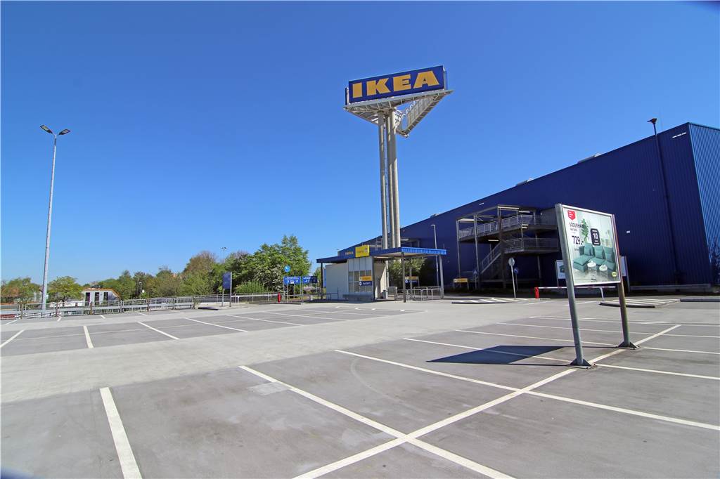 Zum Möbelkauf gibt‘s einen Gratis-Mundschutz per Pinzette gereicht Da Ikea noch nicht wieder geöffnet hat, herrscht gähnende Leere auf dem Parkplatz des Möbel-Riesen. Einzig ein Abholservice für Online-Kunden wird angeboten.