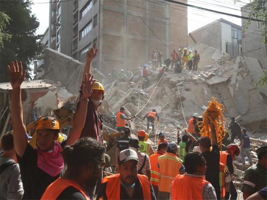 Erdbeben-Drama in Mexiko: Mehr als 220 Tote, viele Schäden Da in der Hauptstadt viele Gebäude eingestürzt sind, wird mit weiteren Opfern gerechnet. Foto: Gustavo Martinez Contreras