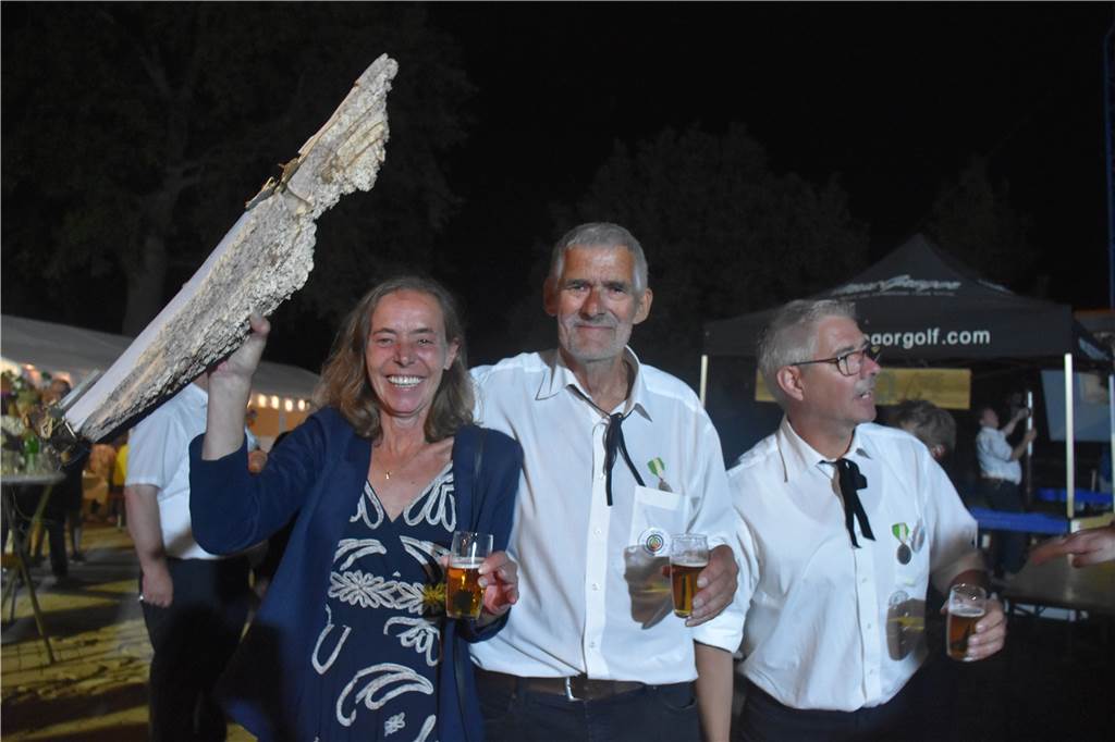 Video und viele Fotos: Herbert Nathues ist Kaiser beim Runkelclub Wenningfeld Da ist das Ding: Nach 532 Schüssen gibt der Vogel nach und macht Herbert Nahthues und Irmgard Bengfort zum Kaiserpaar.